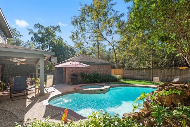 Building Photo - 111 S Village Knoll Cir