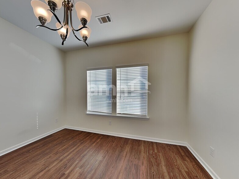 Building Photo - 307 Camp dr