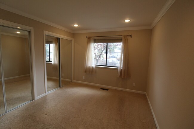 Building Photo - Concord Beautiful 1 bedroom 1 bath condo u...