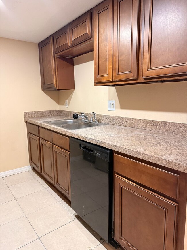 Building Photo - 2/2 Condo with Lake Views