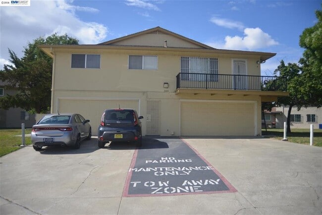 Building Photo - Single Story Condo