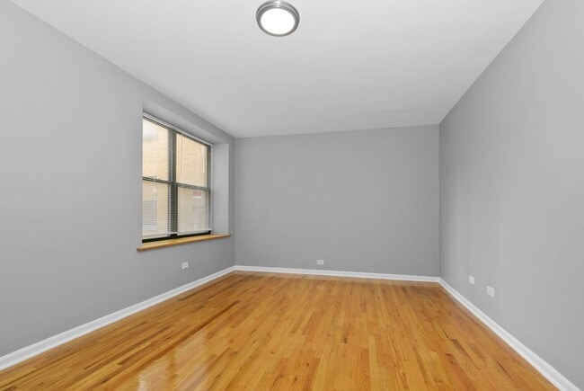 Building Photo - Two Bedroom Unit in South Shore - Move In Fee Special