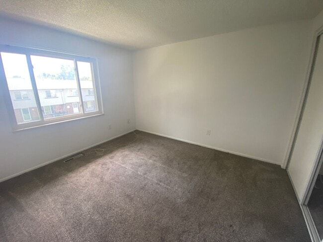 Building Photo - Nice 3 bedroom townhome in Aurora
