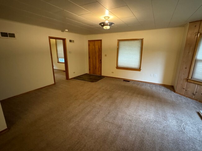 Building Photo - 3-Bedroom, 2-Bath Home for Rent in Quiet E...