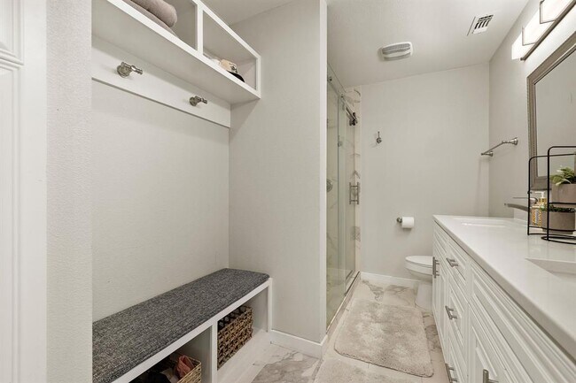 Building Photo - 2101 Falcon Hill Dr