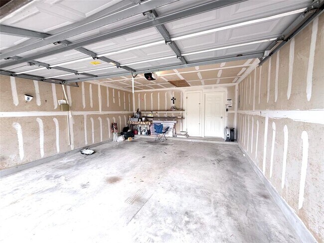 Building Photo - 206 Sunshadow Dr