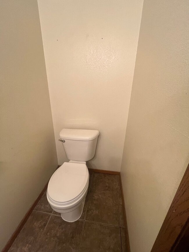 Building Photo - Townhouse with Garage!