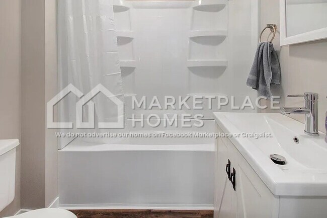 Building Photo - 408 S Clemens Ave