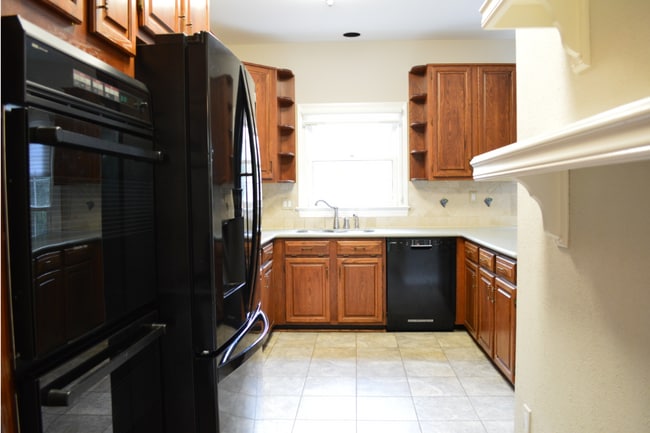 Building Photo - Large Townhouse 3 Bedroom 2 Full Baths and...