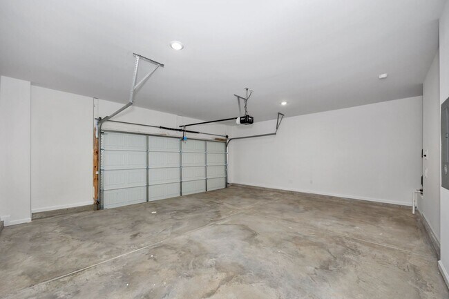 Building Photo - BRAND NEW 3 Bed 2.5 bathroom townhomes in Madison!