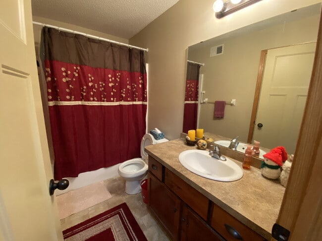 Building Photo - Roomy four-bed three-bath Townhome in Lino...