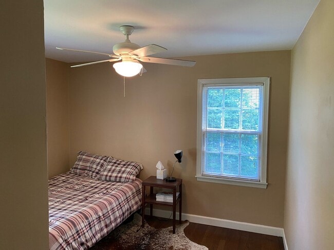 Building Photo - 2 Bedroom Home Quick access to KU MED