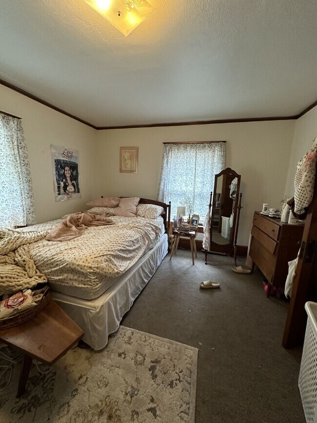 Building Photo - 6 bedroom 2 bath Duplex - available for Ju...