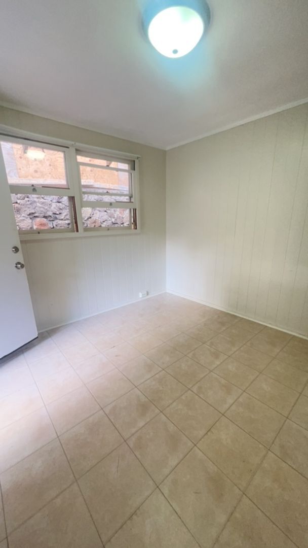 Building Photo - 1 Bedroom Cottage in Kaimuki, Full Kitchen...