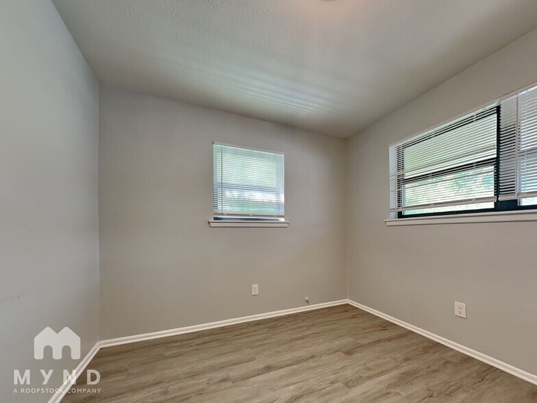 Building Photo - 605 Thompson Dr