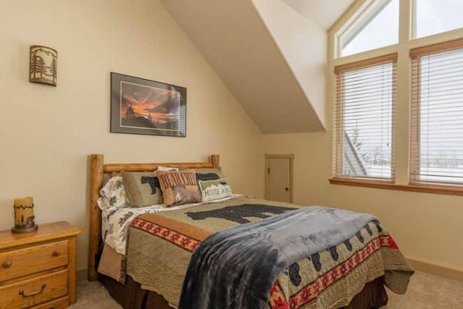 Building Photo - Powder Valley Townhome with Garage