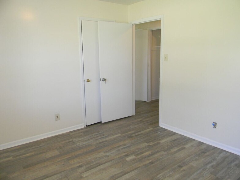 Building Photo - 802 Westview Ct