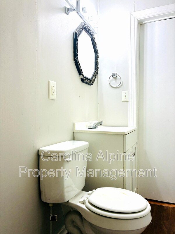 Building Photo - 405 S Oak St