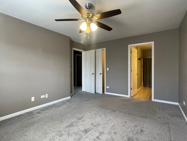 Building Photo - 1179 N Village Dr