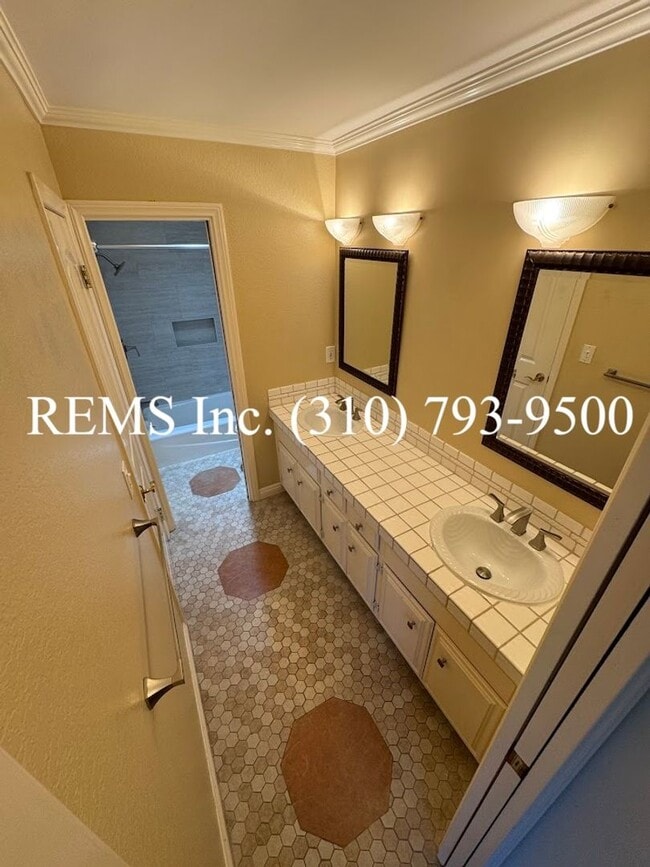 Building Photo - Refurbished Townhome with Laundry Hookups ...
