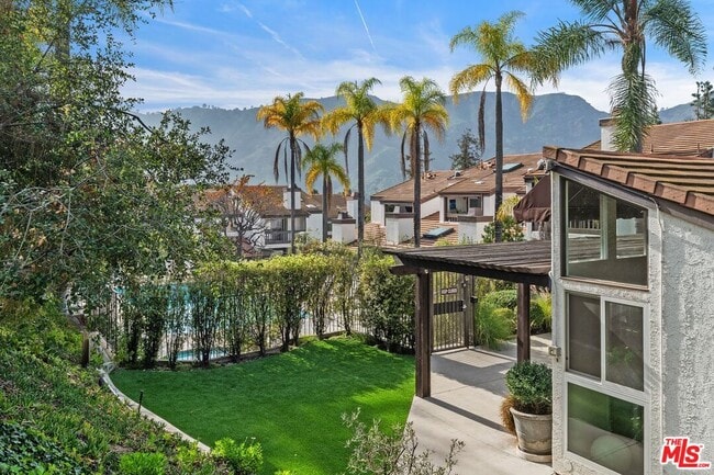 Building Photo - 1550 Palisades Dr