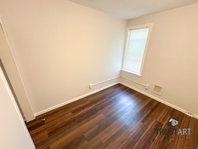 Building Photo - 3 bedroom house with backyard and basement.
