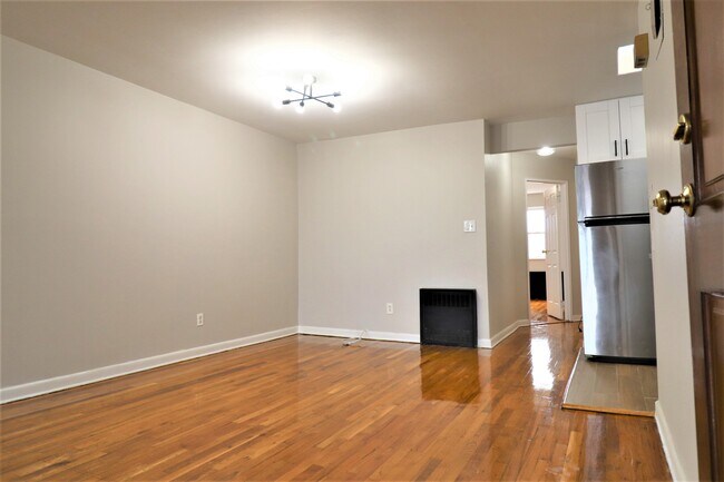 Building Photo - 718 E 84th St