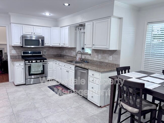 Building Photo - 305 Silvercliff Trail