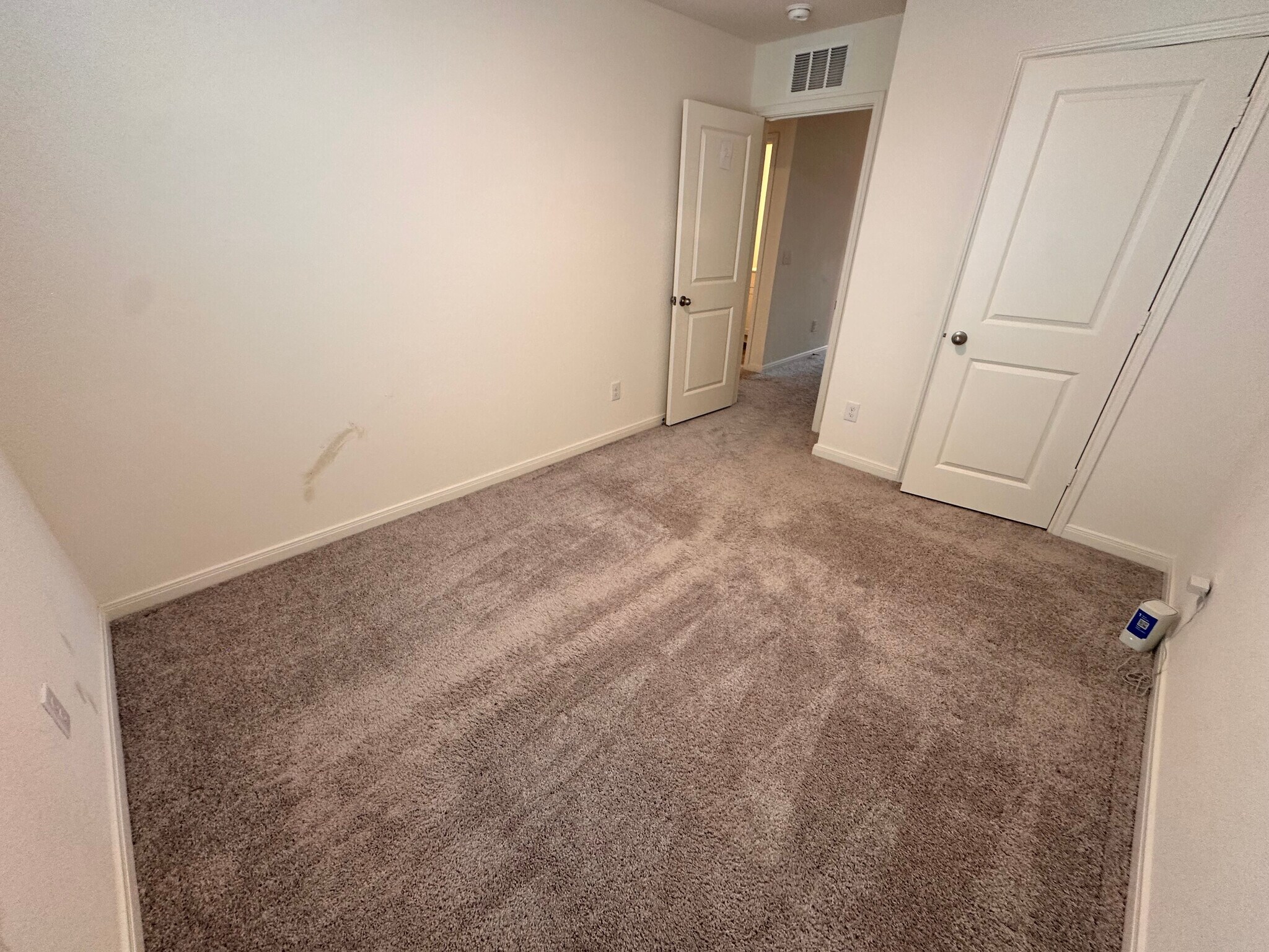 Building Photo - Room in House on Maple Ter