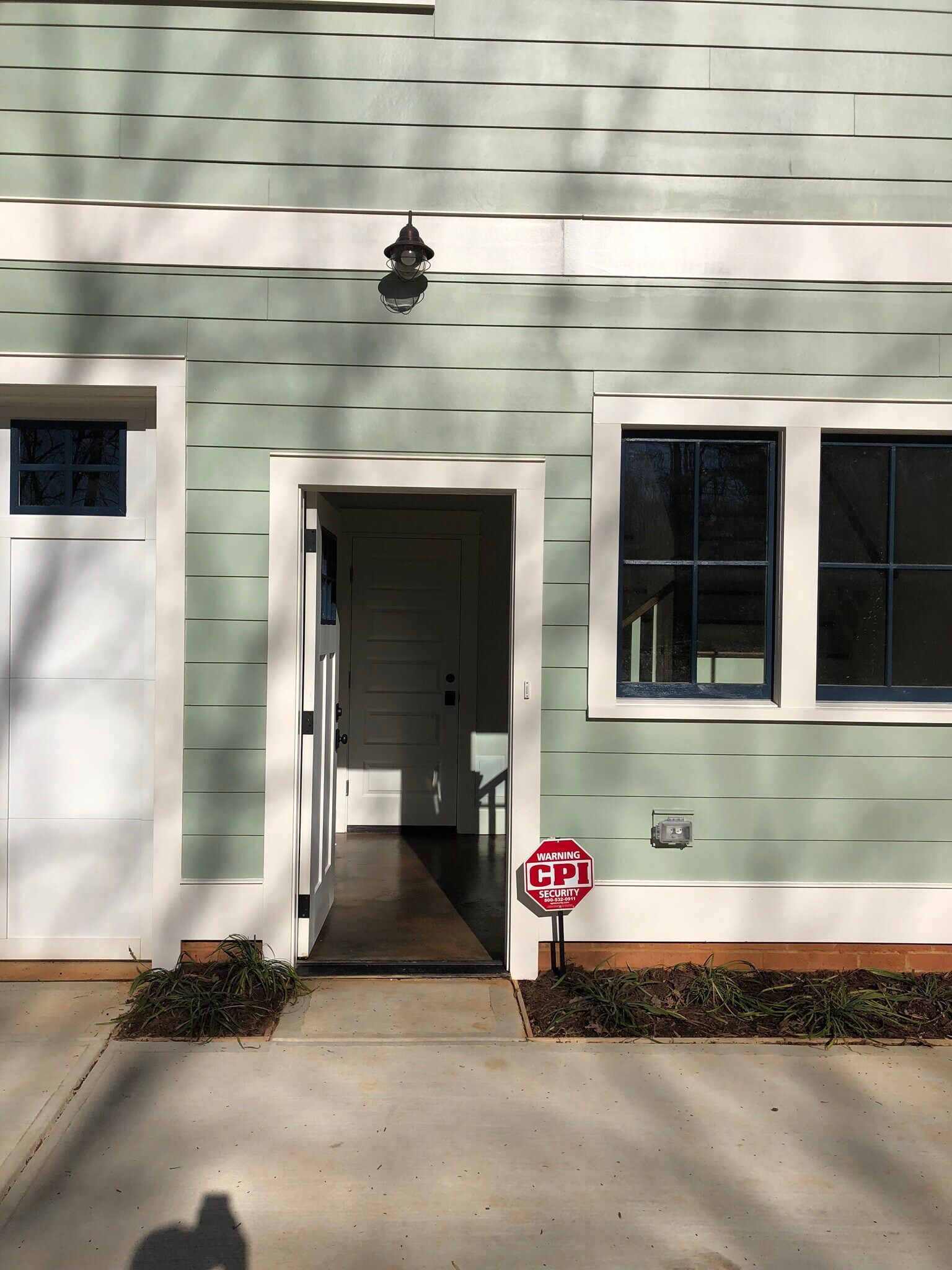 Private entrance - 2121 Roslyn Ave