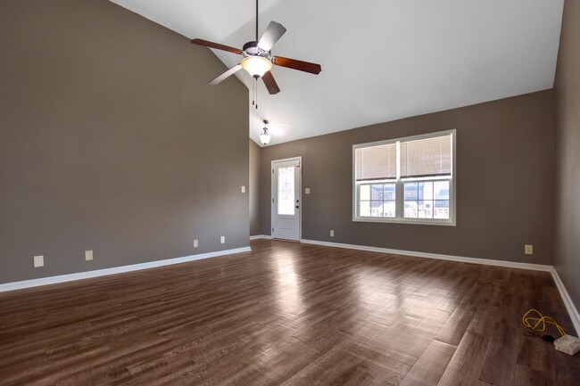 Building Photo - Pet Friendly Three Bedroom!