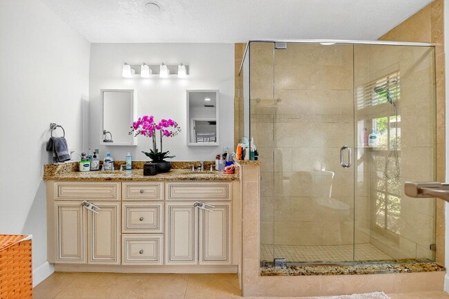 Building Photo - 435 Pine Villa Dr