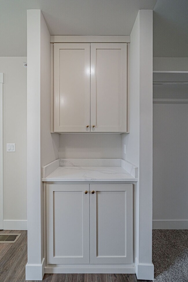 Building Photo - 2988 Huntshire Ave