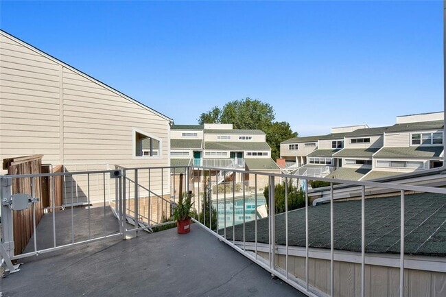 Building Photo - 1818 S Lakeshore Blvd