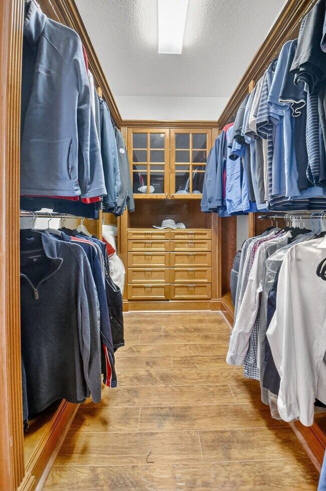 Building Photo - 9826 Vía Amati