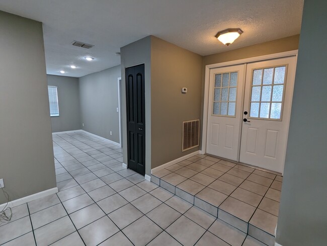Building Photo - 2701 Wendover Ter