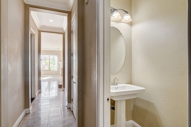 Building Photo - Luxury Resort Style Condo in Lake Las Vegas