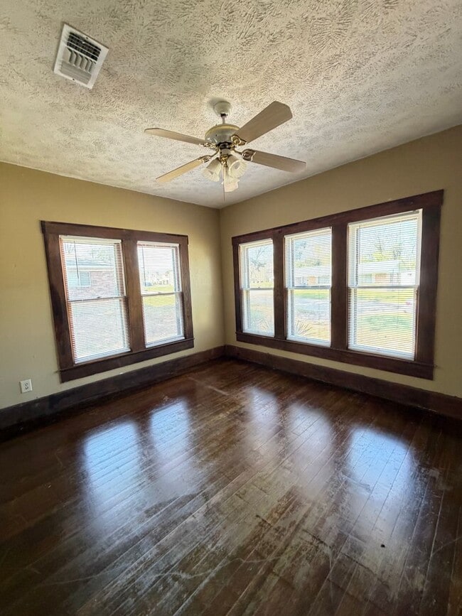 Building Photo - 4 bedroom 2 bath house!