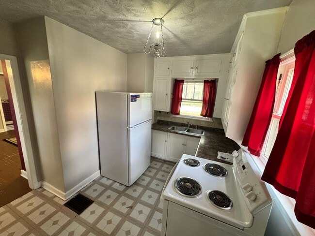 Building Photo - 1 Block from Campus & 3 blocks from Aggieville