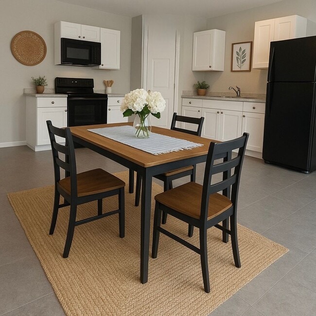 Building Photo - 2 bed, 1.5 bath Townhouse