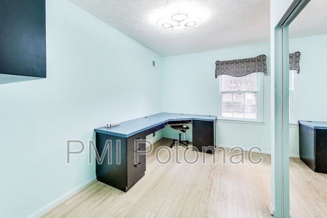 Building Photo - 1718 Crestview Dr