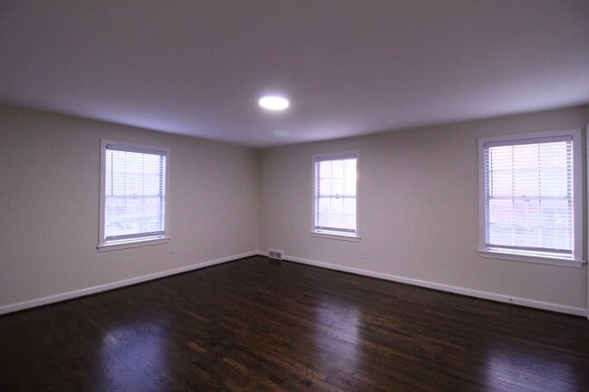 Building Photo - November FREE On This 2 Bedroom 1 Bath Dup...