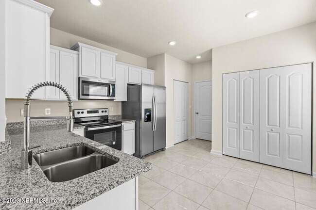 Building Photo - 46 Oarsman Xing Dr