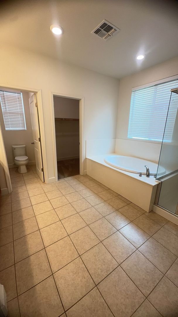 Building Photo - Beautiful spacious 3 bedroom 2/5 bathroom home.