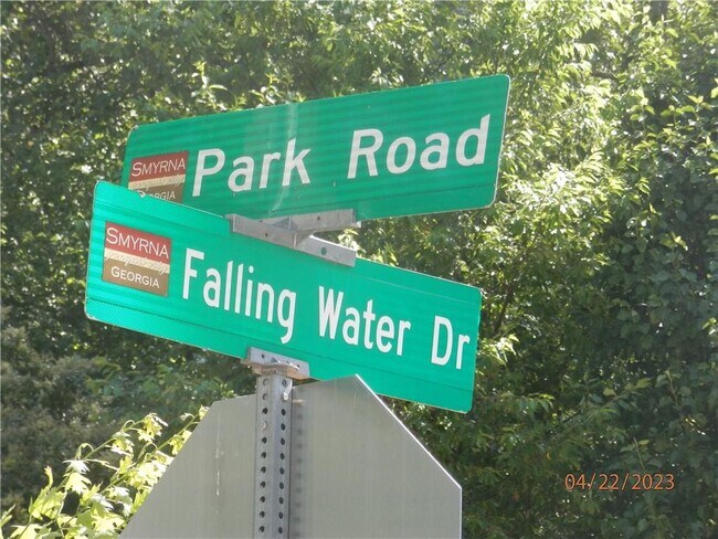 Building Photo - 2571 Park Rd