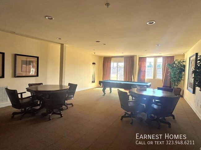 Building Photo - 14242 Burbank Blvd