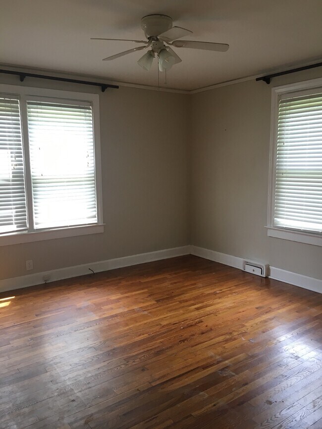 Building Photo - Adorable 2 bedroom, 1 bath home with an upstairs apartment!