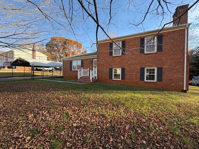 Building Photo - Spacious split level in Campell County nea...