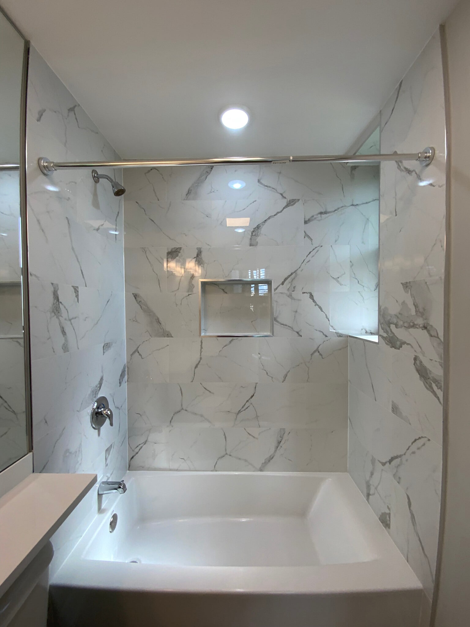 Building Photo - 423 W Belden Ave