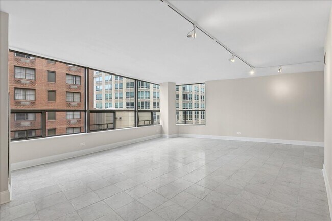 Building Photo - 110 E Delaware Pl